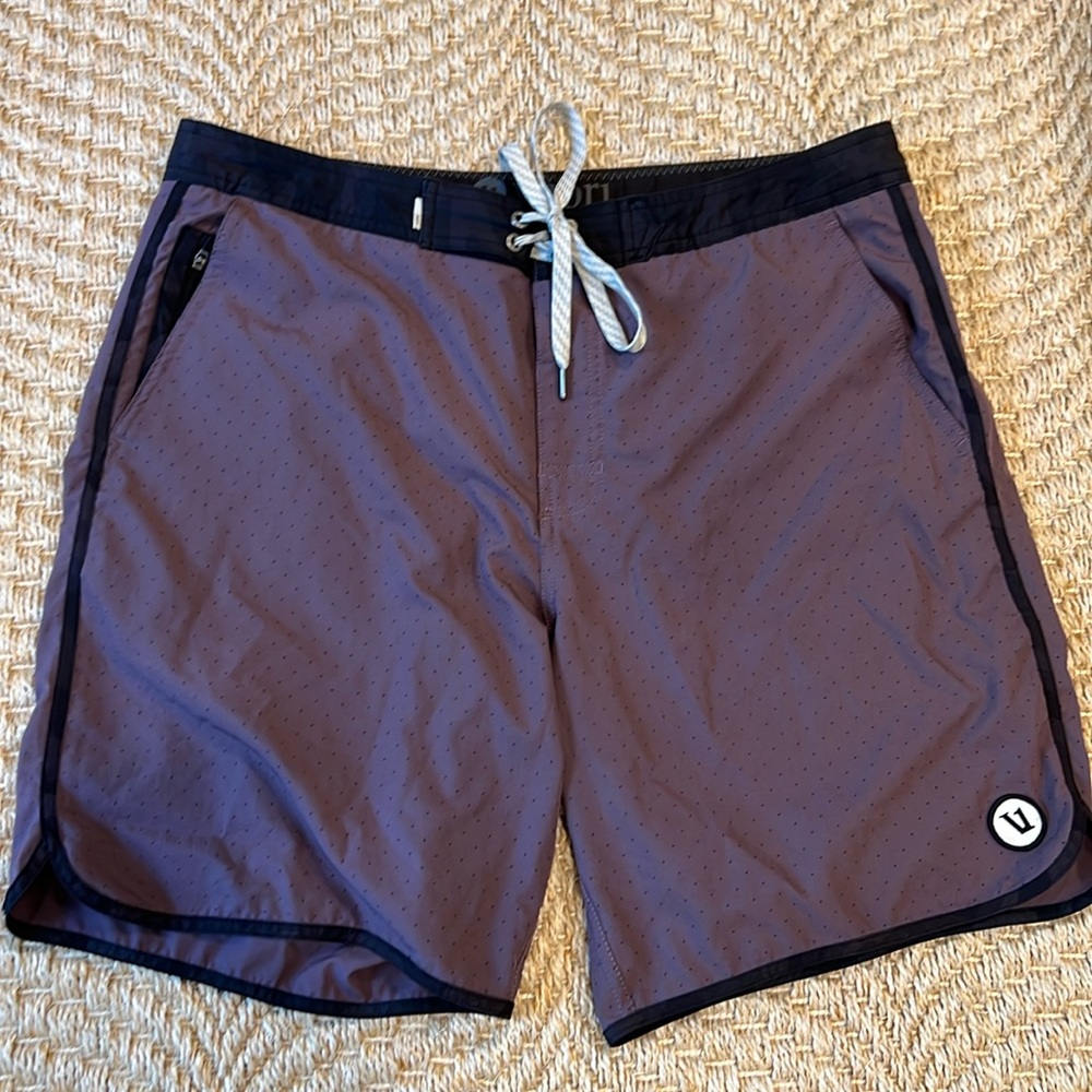 Vuori Cruise Board Shorts. Size 32